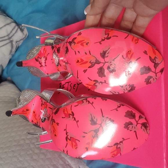 🎀Betsey Johnson Pollyyy Silver Metal Peep toe heels 👠 ♥️ - Picture 3 of 9